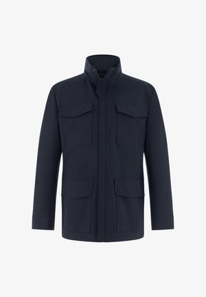 Dunkelmarineblaue Herrenjacke mit vier aufgesetzten Fronttaschen, hohem Kragen und verdecktem Reißverschluss vorne.