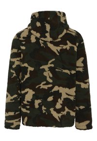Sudadera de forro polar con un patrón de camuflaje en verde oscuro, marrón claro y beige. Presenta una capucha y una superficie suave y texturizada.