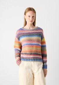 Strickpullover mit mehrfarbigen horizontalen Streifen in Pastellfarben. Rundhalsausschnitt, gerippter Saum und Bündchen sowie eine lässige Passform.