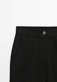 Zwarte broek met een gladde textuur, voorzien van een knoopsluiting, riemlussen en zijzakken, getoond van de taille naar beneden.
