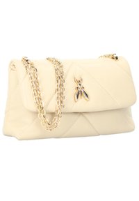 Borsa a tracolla in pelle trapuntata beige con una catena dorata e un emblema decorativo di insetto dorato sul davanti. Texture liscia e chiusura a ribalta.