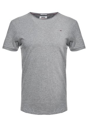 T-shirt gris à manches courtes avec col rond, petit logo Tommy Jeans sur la poitrine gauche et étiquette de marque visible à l'intérieur du col.