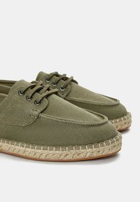 PULL&BEAR FLAT - Csónakcipők - khaki
