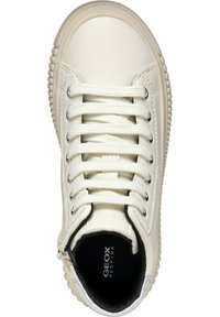 Sneaker bianco in pelle con punta rotonda, lati testurizzati, lacci piatti e rivestimento nero. Dotato di suola in gomma con bordi rialzati per una migliore aderenza.