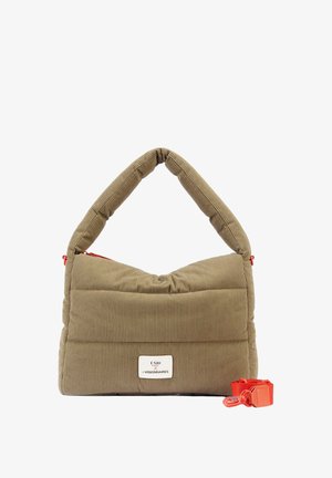 Khakifarbene, gesteppte Cord-Schultertasche mit breitem Riemen, weißem Logo-Patch und abnehmbarem, leuchtend orangefarbenem Umhängegurt auf weißem Hintergrund.