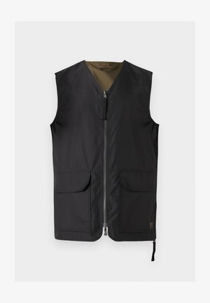 Svart ermeløs vest med glidelås foran, to store klaffelommer og olivengrønt innerfôr.