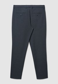 Pantaloni tailored grigio scuro in tessuto testurizzato, dotati di due tasche posteriori e design slim fit, mostrati da dietro.