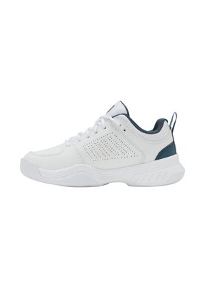 Witte sportieve schoenen met een gladde synthetische bovenkant, geperforeerde details en een donkerblauwe accent op de hak. Platte rubberen zool met een gestructureerde grip.
