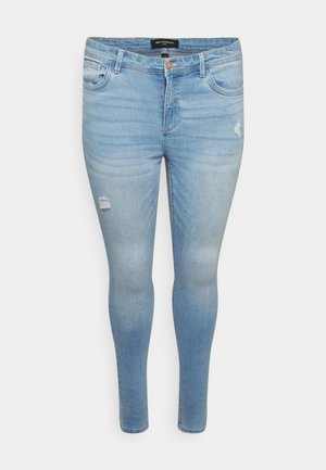 Jean skinny en denim bleu clair avec un effet délavé, présentant des détails déchirés sur les cuisses et un design classique à cinq poches.