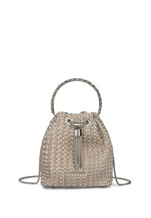 Pequeño bolso plateado con cierre de cordón, textura de cuerda trenzada, correa de cadena metálica y asa de aro metálico.
