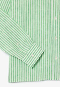 Camisa de botones de rayas verdes y blancas con mangas largas, que presenta una textura de lino y un brillo sutil, con puños redondeados y detalles de botones.