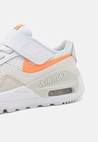 Nike Sportswear AIR MAX SYSTM UNISEX - Sneaker low - white/total orange/phantom/photon dust
