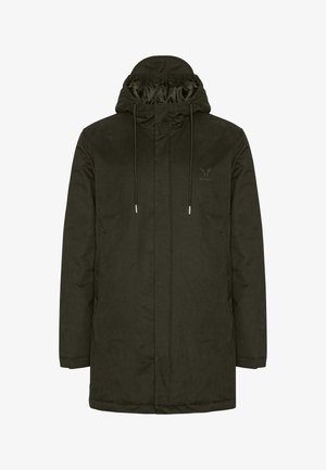 Chaqueta de invierno con capucha de color verde oscuro, cordones, mangas largas, bolsillos laterales y un logo bordado sutil en el pecho.