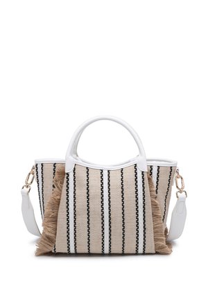 Sac à main tissé beige avec des rayures verticales noires et blanches, poignées blanches, détails à franges sur les côtés et bandoulière blanche amovible avec fermoirs dorés.