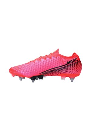 Scarpa da calcio rosa acceso con dettagli neri, lacci e tacchetti metallici sulla suola, vista di lato su sfondo bianco.