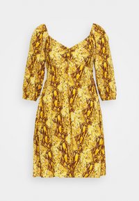 Kortärmad klänning i gult med ett brunt ormskinnsmönster, som har en figursydd livdel och utsvängd kjol, tillverkad av lätt tyg.