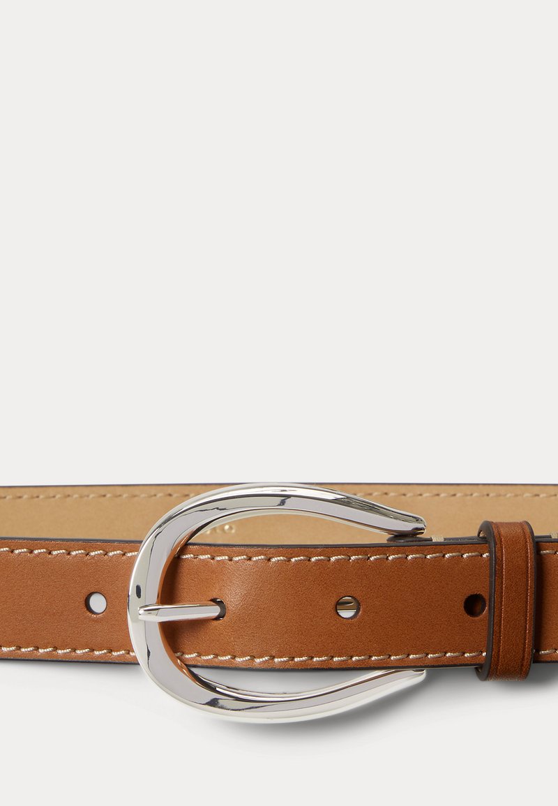 Ceinture en cuir marron avec coutures blanches et boucle ovale ouverte en argent poli sur fond clair.