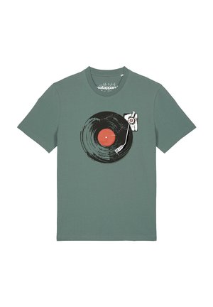 Groen T-shirt met korte mouwen met afbeelding van een zwarte vinylplaat en een witte toonarmspeler in het midden voor.