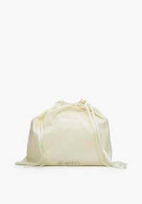 Worek ze sznurkiem wykonany z jasnobeżowego materiału, ściągany u góry kremową wstążką, z małym nadrukowanym logo.