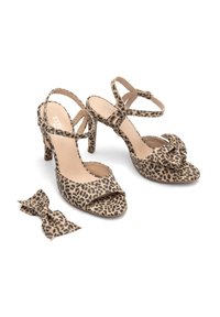 Sandały na wysokim obcasie w print w panterkę, wykonane z miękkiej tkaniny, z otwartym palcem i detalem w postaci węzła, w zestawie z pasującą kokardą.
