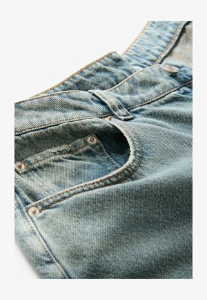 Jeans din denim albastru deschis, cu o suprafață texturată, având o buzunar frontal, închidere cu buton și detalii de cusătură portocalie contrastantă.