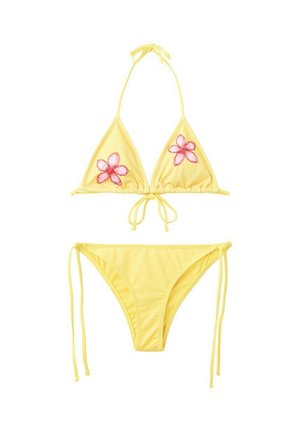 Gelber zweiteiliger Bikini mit dreieckigem Oberteil, das rosa Blumenstickerei und verstellbare Bindebänder am Hals, Rücken und an den Hüften aufweist.