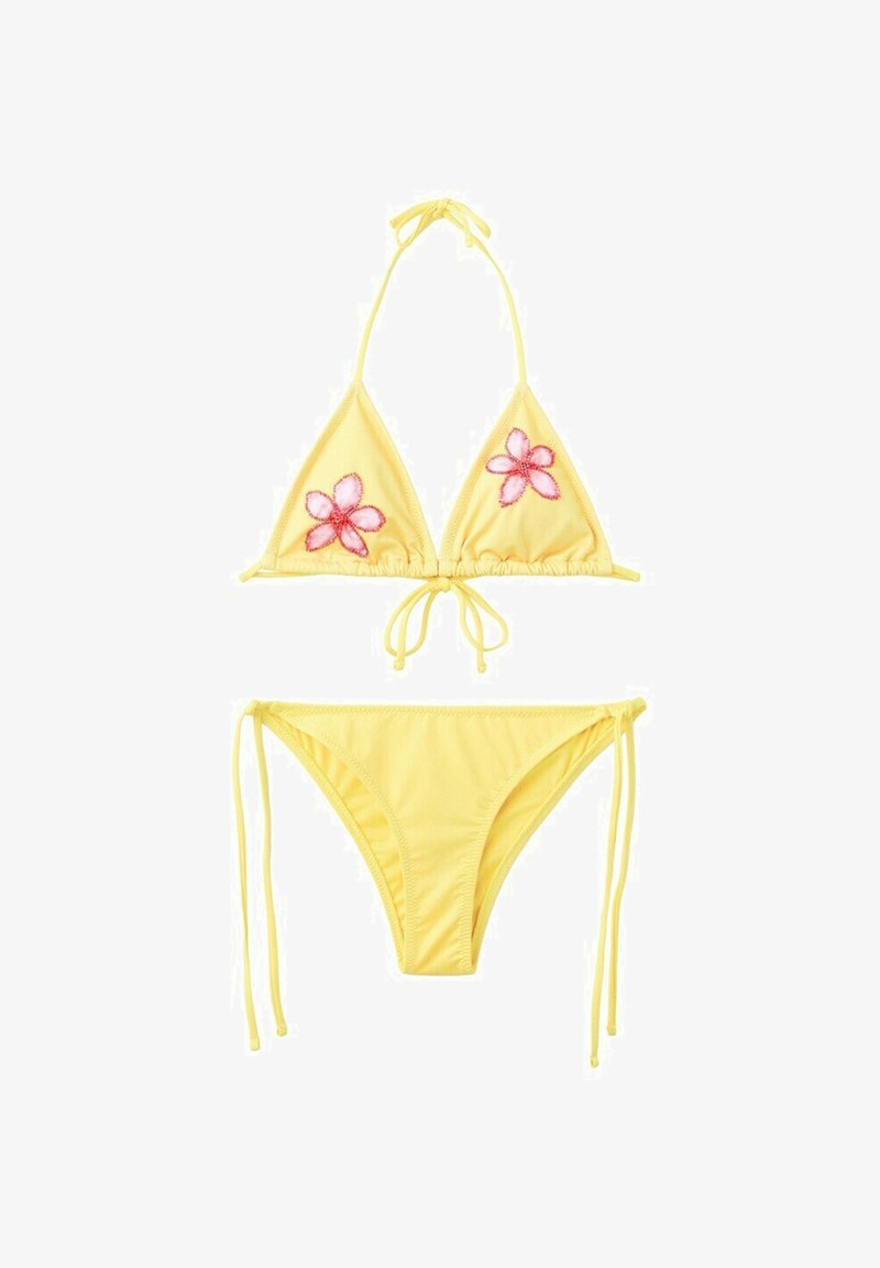 Bikini deux pièces jaune avec un haut triangle orné de broderies de fleurs roses et des bretelles ajustables à nouer au cou, au dos et aux hanches.