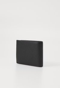 Portafoglio in pelle nera con superficie texturizzata, forma rettangolare e cuciture visibili lungo i bordi. Design compatto e minimalista.
