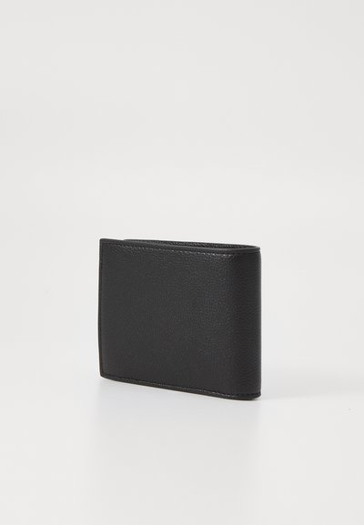 Portefeuille en cuir noir avec une surface texturée, de forme rectangulaire, et des coutures visibles le long des bords. Design compact et minimaliste.