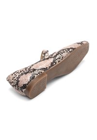 Scarpa flat a punta in stampa serpente rosa e marrone, con una piccola cinghia e fibbia argentata, dotata di suola in gomma marrone testurizzata.