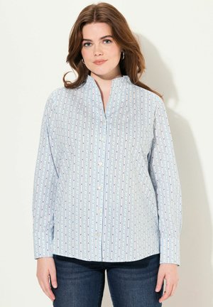 Camicia abbottonata azzurro chiaro con righe verticali e piccoli motivi floreali. Presenta un colletto alla mandarino e maniche lunghe. Tessuto misto cotone.
