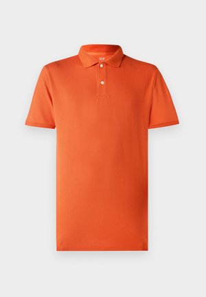 Oranžová polo košeľa vyrobená z bavlny, s klasickým golierom, dvojitým zapínaním na gombíky, krátkymi rukávmi a jemnou textúrou.