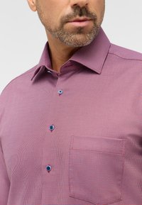 Rode en witte geblokte overhemdd met een button-down kraag, blauwe knopen en een borstzak, gemaakt van een gestructureerde stof.