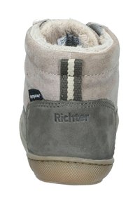 Grauer und beiger Wildlederschuh mit hohem Schaft, mit einem gestreiften Stoffakzent, gepolstertem Kragen und strukturiertem Gummisohlenprofil.