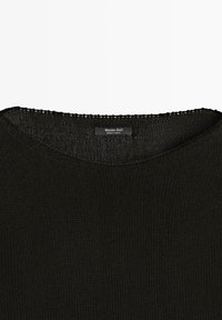 Pull noir en maille avec un col rond et une étiquette « Massimo Dutti Made in Turkey » à l'intérieur du col.