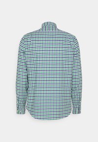 Långärmad skjorta med knappar i grön, blå och vit rutmönster, visad bakifrån mot en vit bakgrund.