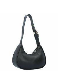 Borsa a spalla in pelle nera con forma curva, tracolla regolabile e dettagli della chiusura in zip color dorato. Texture liscia con design minimalista.