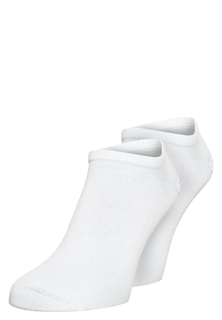 Chaussettes de cheville blanches en tissu doux et lisse. Elles présentent un design à coupe basse avec un bord côtelé et une construction sans couture au niveau des orteils.