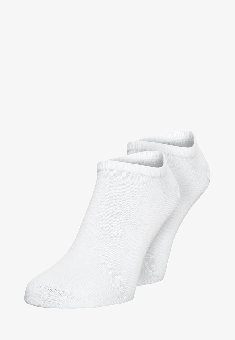 Weiße Knöchelsocken aus einem weichen, glatten Stoff. Sie verfügen über ein tiefes Design mit einem gerippten Bund und einer nahtlosen Zehenkonstruktion.