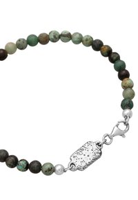 Karoliukų apyrankė su žaliais ir rudos spalvos akmenimis, sidabrine sagtimi ir tekstūruota metalo detale. Apvalūs karoliukai sukuria sklandžią dizaino išvaizdą.