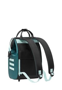 Zaino con esterno nero e dettagli in teal. Presenta spallacci imbottiti, manici superiori e tre strisce orizzontali sui lati.