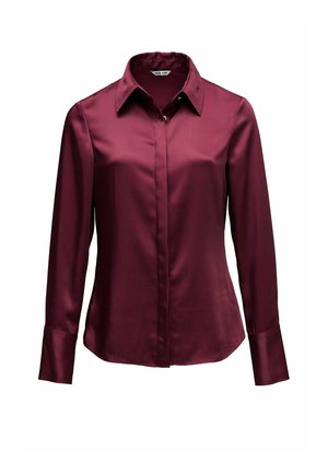 Camisa de manga larga en satén de burdeos profundo con cuello camisero, cierre de botones en la parte delantera y mangas con puños. Presenta una textura suave y brillante.