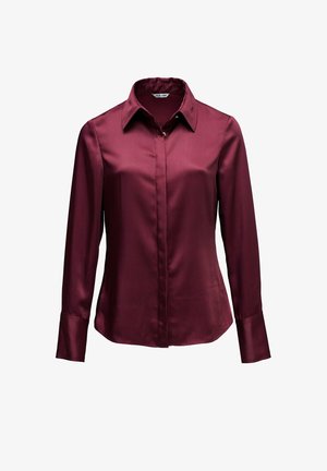 Camisa de manga larga en satén de burdeos profundo con cuello camisero, cierre de botones en la parte delantera y mangas con puños. Presenta una textura suave y brillante.