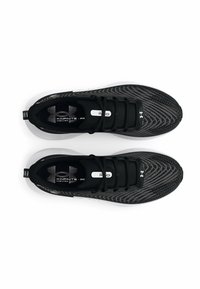 Zwarte sportschoenen met een gestructureerde, gedessineerde bovenkant en een witte zool. Voorzien van veters, merkteken en een ontwerp voor een snug fit.