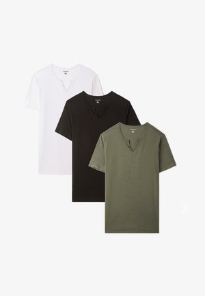 Tre T-shirt a maniche corte con scollo a V nei colori bianco, nero e verde oliva, caratterizzate da un dettaglio con bottone sul colletto e un tessuto morbido e texture.