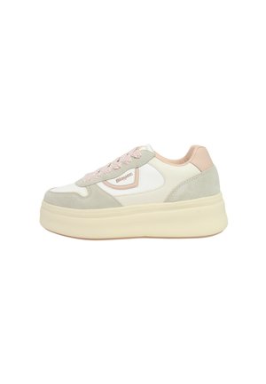 Sneakers con una suola chunky color crema, tomaia in pelle bianca, accenti in suede grigio e dettagli in rosa chiaro. Presentano un design con lacci e un logo.