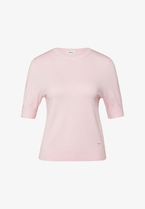 Lichtroze gebreide trui met korte mouwen, een ronde hals en geribbelde boorden en zoom, weergegeven op een witte achtergrond.