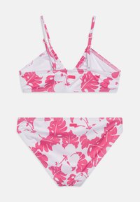 Biela bikini s veľkými ružovými kvetinovými vzormi. Obsahuje braletový top s nastaviteľnými popruhmi a zodpovedajúce nízko strihané spodky.