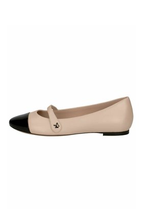 Ballerines en cuir beige avec un bout en vernis noir, dotées d'une sangle décorative avec un petit accent métallique. Semelles plates.