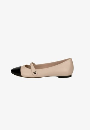 Ballerines en cuir beige avec un bout en vernis noir, dotées d'une sangle décorative avec un petit accent métallique. Semelles plates.